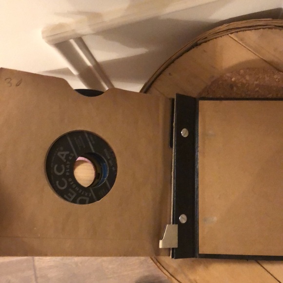 Vintage Decca record holder and vintage 45s - Picture 3 of 6